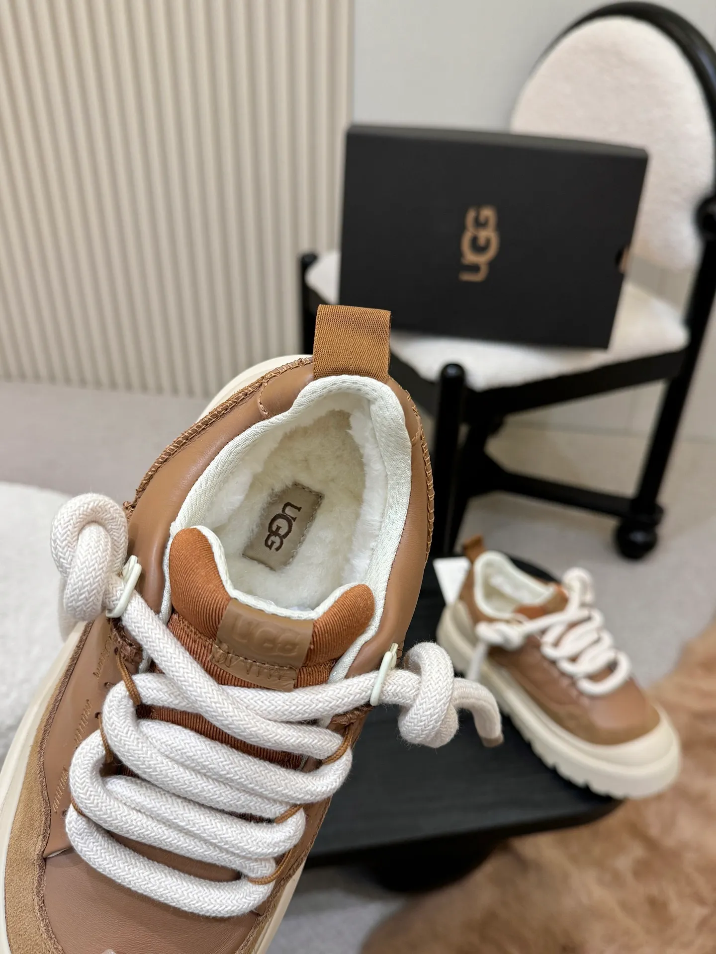 Men's shoes for P600! New UGG is on the market! Autumn and winter modern casual men's and women's low-cut shoes, snow boots, slippers, two-way shoes, this set of ugly bread shoes 🤏 Suede + sheepskin integrated lining, super convenient to step on. Adjustable upper straps. Velcro design adapts to various foot types. Thick soles hide flesh and are sexy, and feel like stepping on cotton☁️ When you go out on the street, you are chased and asked 🔗 Do you want to be lazy and fashionable in autumn and winter? Just lock this one💥 Style number, 1171355, size 35-41, men’s size 39-45